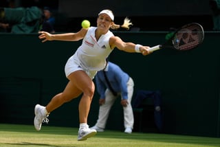 Angelique Kerber devuelve un tiro de Jelena Ostapenko en Wimbledon. La alemana ganó en sets corridos y avanzó a la final femenina.