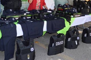 Uniformes. Son dos uniformes los que recibe cada policía municipal de Lerdo. Cada elemento carga con más de 40 kilos sobre sí. (EL SIGLO DE TORREÓN)