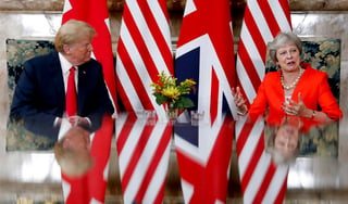 El mandatario norteamericano, Donald Trump, le advirtió a la primera ministra británica, Theresa May, que 'probablemente' no obtendrá un acuerdo comercial con su país si su plan de un 'brexit' suave sigue adelante. (AP)