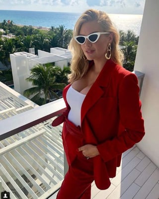 'Embarazada en Miami', escribió la estadounidense de 26 años junto a la fotografía en la que posa en un balcón del hotel W South Beach, con un suit rojo y lentes oscuros. (INSTAGRAM)