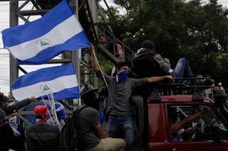 Tensión. Una caravana parte hacia Masaya, Nicaragua, asediada por parapolicías. (EFE)