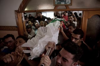 Enojo. Familiares de Ameer al-Nimra, quien falleció en un bombardeo, claman justicia. (AP)