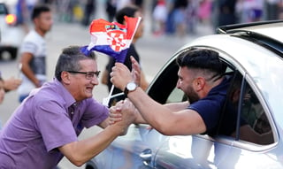 En las calles de Zagreb, las personas celebraron. Croatas celebran orgullosos pese a derrota