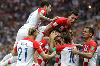 El delantero croata Ivan Perisic (c) celebra con sus compañeros tras marcar el 1-1. (EFE)