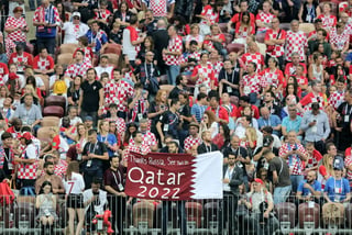 Aficionados sostienen una manta con el mensaje de que en 2022 volverán a estar en el Mundial, ahora en Catar.