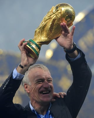 Un feliz Didier Deschamps levanta el trofeo. (EFE)
