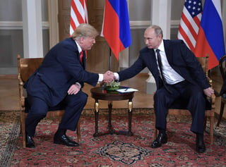 'Realmente creo que el mundo quiere que nos llevemos bien', le dijo Trump a Putin al comienzo del encuentro. (EFE)