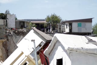 Un movimiento de tierra colapsó cuatro viviendas y mantiene en riesgo a otras 20 casas en la colonia Reforma, por lo que tuvieron que ser desalojadas más de 30 familias. (EL UNIVERSAL)