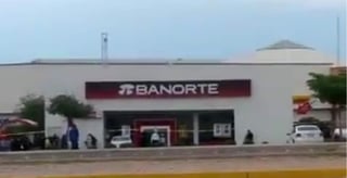 Este lunes, un hombre que intentó asaltar una sucursal bancaria con un arma blanca mantiene al menos dos personas como rehenes al interior de la sucursal de Banorte, ubicada en Plaza Patio Sendero, al oriente de Hermosillo, Sonora. (TWITTER)