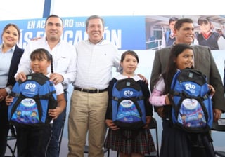 Estrategia. El Gobierno panista de Guanajuato ha distribuido en tres años 1.7 millones de mochilas color azul. (TWITTER)