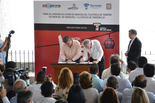 Miguel Riquelme firmó un convenio con el alcalde Jorge Zermeño que recibirá para el DIF Torreón de un 10 por ciento de los ingresos mensuales del Teleférico. (FERNANDO COMPEÁN)