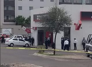 De acuerdo con la cobertura en vivo de televisoras de Sonora, tres de las mujeres tomadas como rehenes por tres horas fueron identificadas como cajeras del banco y una trabajadora de intendencia, quienes se encuentran sanas y salvas. (ARCHIVO)