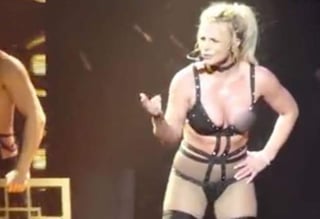 El brasier que utilizaba Britney Spears  durante su último concierto, dejó al descubierto uno de sus senos. (ESPECIAL) 