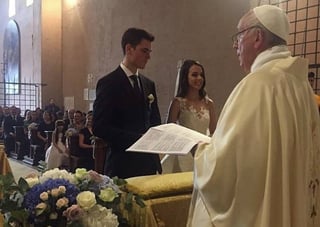 El Papa ofició la boda de un guardia pontificio y su novia. (ESPECIAL)