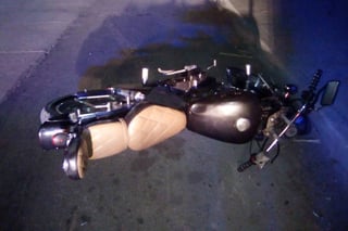 Daños. La motocicleta involucrada en el accidente terminó al lado de la palma con daños de consideración. (EL SIGLO DE TORREÓN)