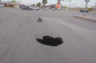 Riesgos. Luego de las lluvias de la madrugada del lunes apareció un hundimiento en la avenida Juárez y bulevar de la Libertad. (ROBERTO ITURRIAGA)