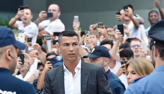 El portugués Cristiano Ronaldo (c), a su llegada al J Medical, la clínica de propiedad del Juventus, para someterse al reconocimiento médico previo a la formalización de su fichaje por el conjunto turinés. (EFE)