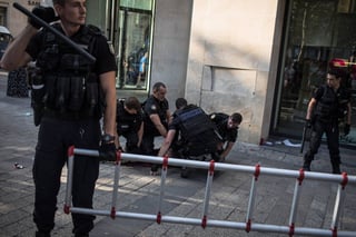 Los elementos de la Policía francesa tuvieron que actuar para controlar el orden en las celebraciones. (AP)