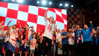 El mediocampista Luka Modric encabezó a la selección de Croacia durante la celebración por el subcampeonato del mundo. (Fotografías de EFE y AP)