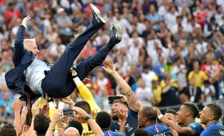 Los jugadores de Francia alzan a su técnico Didier Deschamps tras vencer a Croacia en la final del Mundial. (AP)