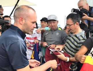 'Esperaba venir a Japón y quiero jugar lo antes posible', afirmó Iniesta a su llegada a Osada, según informó el Vissel Kobe. (ESPECIAL)