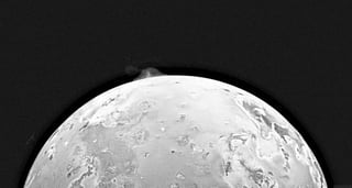 Activo. Los científicos de la misión observaron la ubicación de calor cerca del polo sur de la luna rocosa de Júpiter. (TWITTER)
