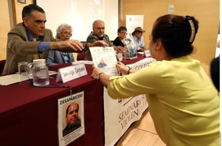 Exigencias. Con fotografías de sus seres queridos, familiares de desaparecidos protestaron en un evento en el que participó la perfilada para dirigir la Segob, Olga Sánchez Cordero.