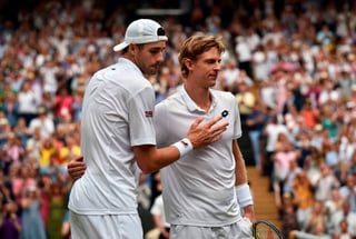 La semifinal de este año entre John Isner (i) y Kevin Anderson duró más de seis horas y media, al terminar el quinto set 26 juegos a 24. Wimbledon sopesa introducir el desempate en último set