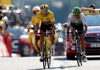 Greg van Avermaet (i) continúa como líder en el Tour de Francia, pero hoy podría bajar de lugar ante un posible ataque del equipo Sky. Van Avermaet amplía su ventaja en el Tour