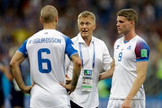 Heima Hallgrimsson saluda a sus jugadores Ragnar Sigurdsson y Bjorn Sigurdarson tras un partido contra Croacia.