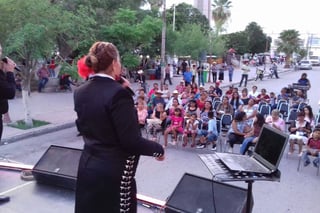 Espectáculo. Los cantantes 'El Gavilán y 'La Gaviota' se encargaron de retomar de los Domingos Culturales. (EL SIGLO DE TORREÓN)