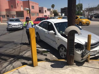 Presuntamente la mujer que conducía el vehículo Chevrolet, quien responde al nombre de Norma, manifestó que iba distraída y no observó el semáforo. (EL SIGLO DE TORREÓN)