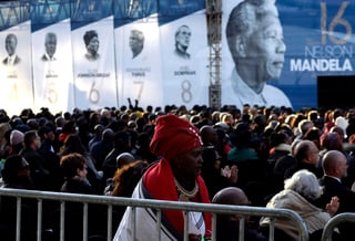 Mientras, en Johannesburgo, su tercera esposa, Graça Machel, encabezaba una marcha simbólica del 'largo camino hacia la libertad' de Mandela escoltada por personalidades como el exsecretario general de la ONU, Kofi Annan, o el magnate británico Richard Branson. (AP)