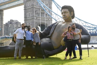 Aniversario. La estatua de Jeff Goldblum se instaló a manera de celebración de 25 años de Jurassic World.  (ARCHIVO)