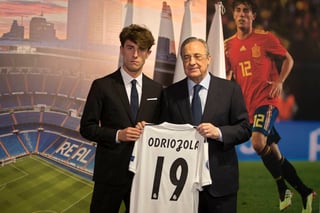 Álvaro Odriozola y el presidente del Real Madrid, Florentino Pérez, durante la presentación del jugador. (AP)