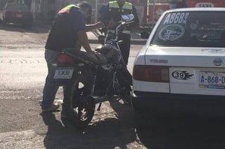 Choque. Taxista se 'lleva de corbata' a un motociclista en calles del fraccionamiento San Antonio.