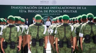 La gestión peñista se vio obligada este año a sacar de los cuarteles a 54 mil 980 militares. (ARCHIVO)