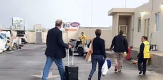 Un pasajero de un avión que regresaba de Estados Unidos captó al expresidente panista Vicente Fox y a su esposa Marta Sahagún acompañados de miembros del Estado Mayor Presidencial (EMP), violar los protocolos de seguridad del Aeropuerto Internacional de Guanajuato. (CRÉDITO: REFORMA)