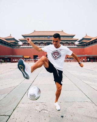 'Emocionado de estar de vuelta en Pekín. Listo para inspirar al futuro del futbol', escribió Ronaldo en Instagram, donde adjuntó una foto en la que se le visualiza durante el control del esférico. (ARCHIVO)