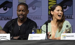 Entusiastas. Sterling K. Brown y  Olivia Mun dieron detalles en La Comic Con de la nueva entrega de The Predador. (ARCHIVO)
