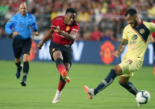 Anthony Martial, del Manchester United, intenta un tiro ante la marca del defensa Emanuel Aguilera. Águilas empatan con Manchester United
