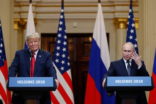 mpasible ante las críticas sobre su cumbre en Helsinki, el presidente estadounidense Donald Trump le extendió una invitación a su homólogo ruso Vladimir Putin para reunirse en Washington. (AP)