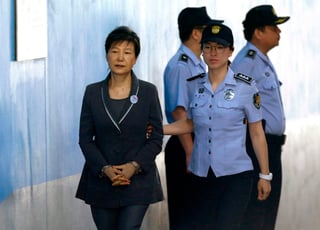 Además de la pena de cárcel, el tribunal le ha ordenado pagar una multa de 3,300 millones de wones. (AP)