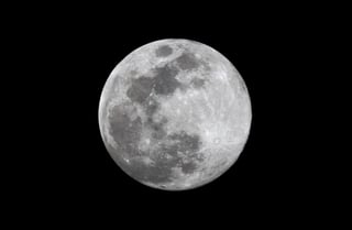 La Luna -único lugar fuera de la Tierra donde los humanos han puesto un pie- se puede observar a simple vista con sólo levantar la mirada al cielo durante la noche o en las primeras horas del día. (ARCHIVO)