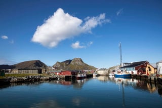 Atípico. Una vista de la isla de Vaeroy, en Noruega, la cual se encuentra en Círculo Polar Ártico. (EFE)