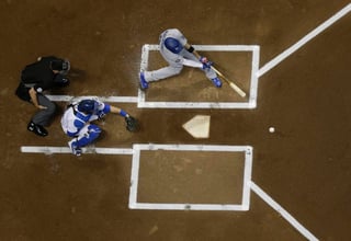 Manny Machado, de los Dodgers de Los Ángeles, conecta un sencillo durante el primer inning del duelo ante los Cerveceros de Milwaukee. (AP)