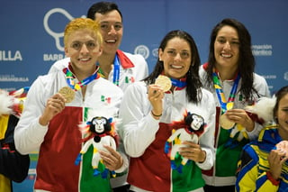 María Fernanda González, Mauro Castillo, Miguel Gutiérrez y Liliana Ibáñez, de México, en festejo después de ganar medalla de oro en la final de relevo 4x100 combinado mixto. (Jam Media)