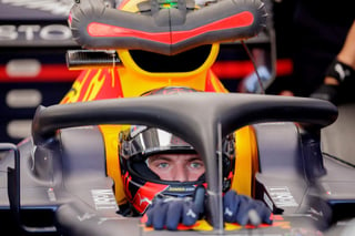 El piloto holandés Max Verstappen, de Red Bull, recibe servicio en los pits
durante la primera sesión de práctica en el circuito Hockenheimring. (ARCHIVO)