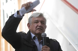 Presenta López Obrador comprobantes de depósito a fideicomiso. (EL UNIVERSAL) 