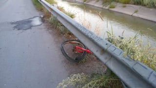 Debido al fuerte impacto, el ciclista fue a parar dentro del canal en tanto su bicicleta tipo montaña color rojo quedó destrozada sobre la carretera. (EL SIGLO DE TORREÓN) 